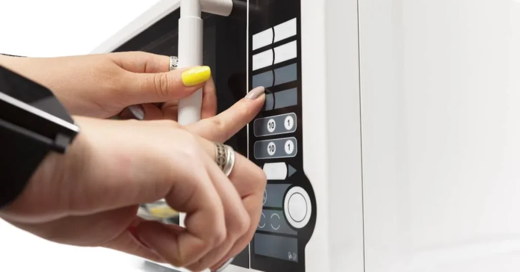 廚房清潔微波爐內壁｜微波爐污垢與細菌健康風險示意圖