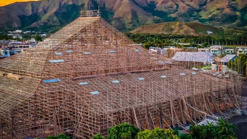 錦田鄉酬恩建醮巨型竹棚祭壇，全人手以萬支竹搭建，高過三層樓，獲健力士世界紀錄認證的香港傳統文化場景