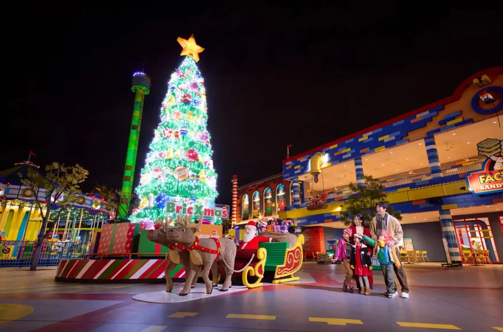 2025日本樂高樂園：由61萬顆樂高積木打造的10米高DUPLO聖誕樹，於名古屋LEGOLAND廣場亮燈。