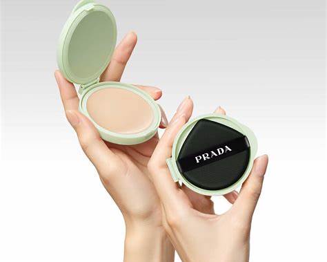 https://jp.pradabeauty.com/dw/image/v2/BCKQ_PRD/on/demandware.static/-/Sites-prada-jp-ng-Library/default/dwaeecccfa/images/pdp/MPL01743/PRADA_Cushion%202025_0806-3.jpg?q=70&sfrm=jpg&sh=1000&sm=cut&sw=1000