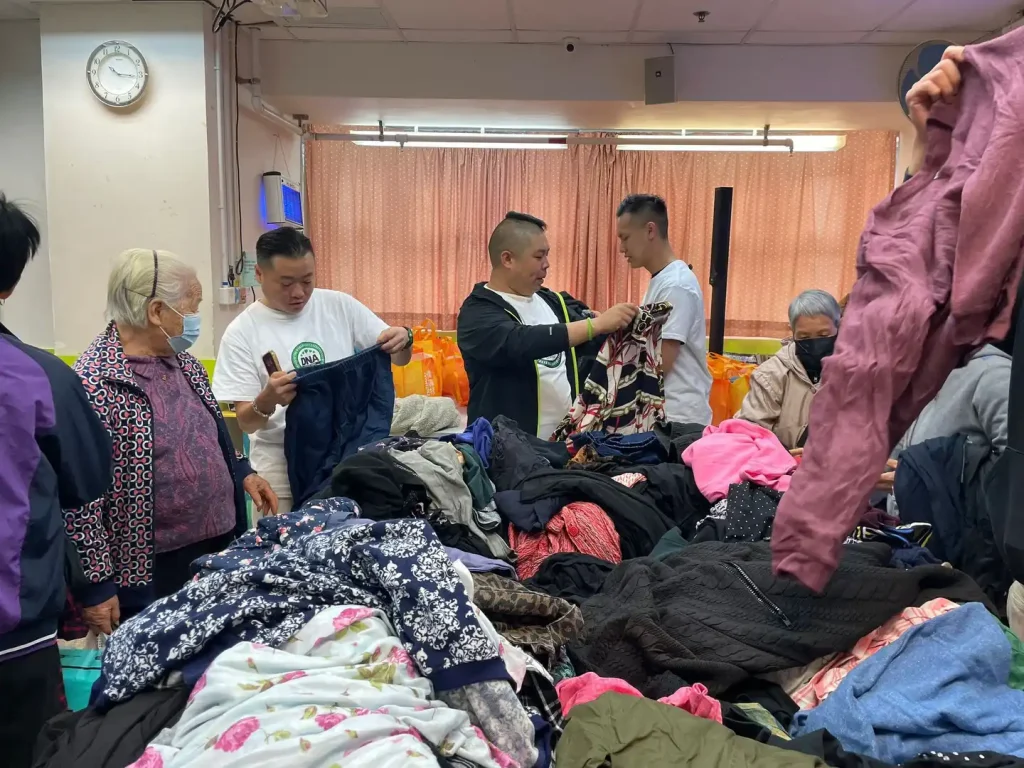 私董善愛於清河邨舉辦暖冬社區關懷行動，主席黃君俠帶領成員與長者在平靜節奏下互動交流，現場氣氛溫柔而安心