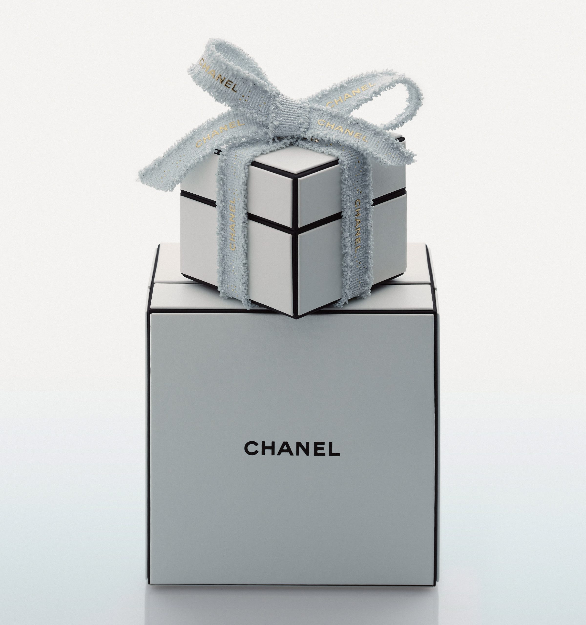 https://www.chanel.com/puls-img/dpr_1.1%2Cq_auto%3Agood%2Cf_auto/1758035402035-eoy-hp-horlo-joa-edito-push-gifting-mobile_3200x3000.jpg