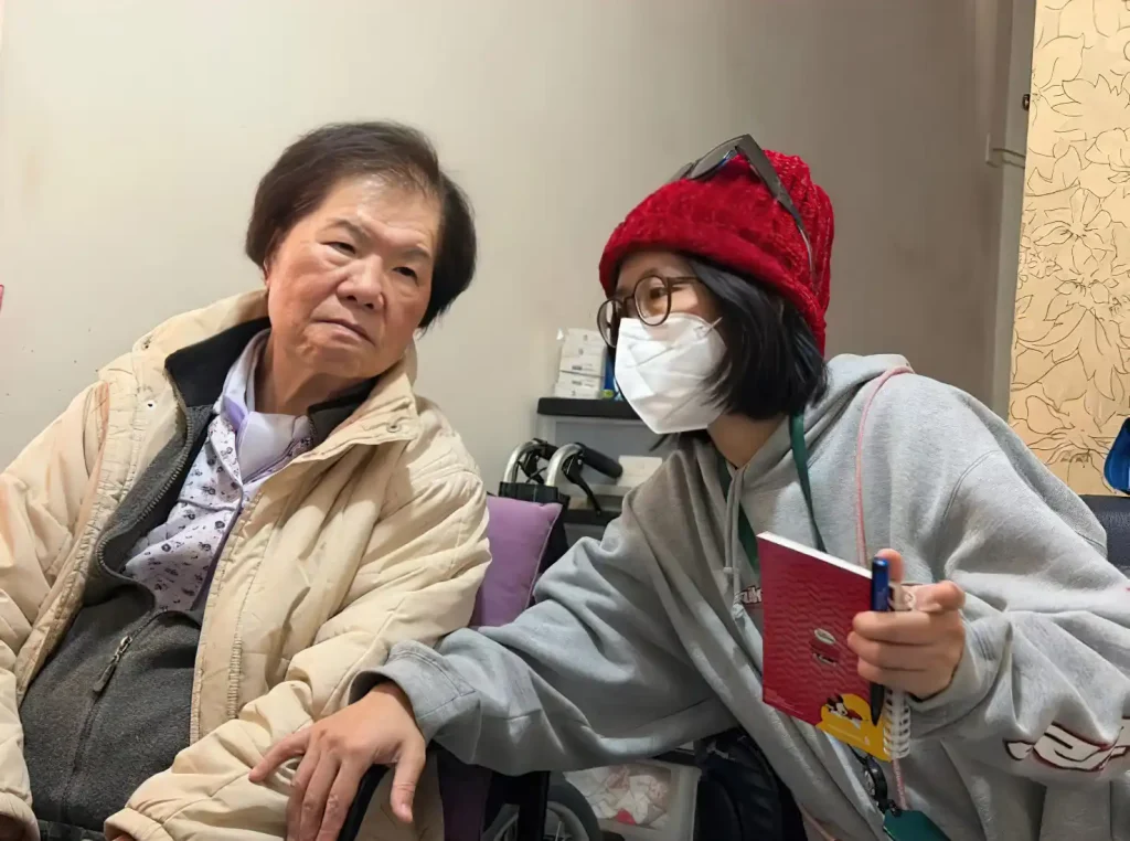 義工輕聲與彭婆婆對話，耐心記錄她未曾說出口的心願，圓夢計畫由黃君俠 P. Wong 參與推動
