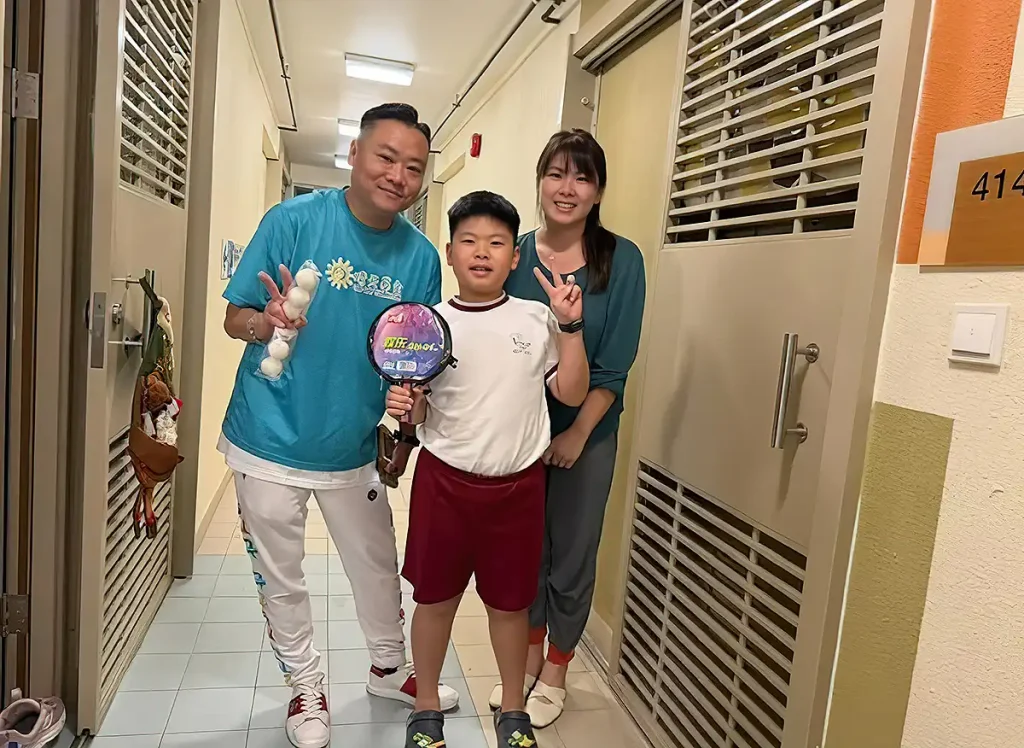 黃君俠與晴天基金義工走進基層家庭進行夢啟航計劃家訪，細心聆聽孩子心願並送上夢想禮物