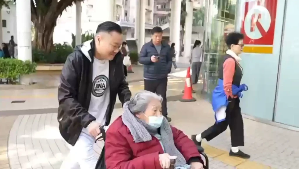 黃君俠推動私董善愛圓夢行動，陪伴行動不便的黃婆婆坐輪椅重返香港戲院，完成一個溫柔而被忽略的心願