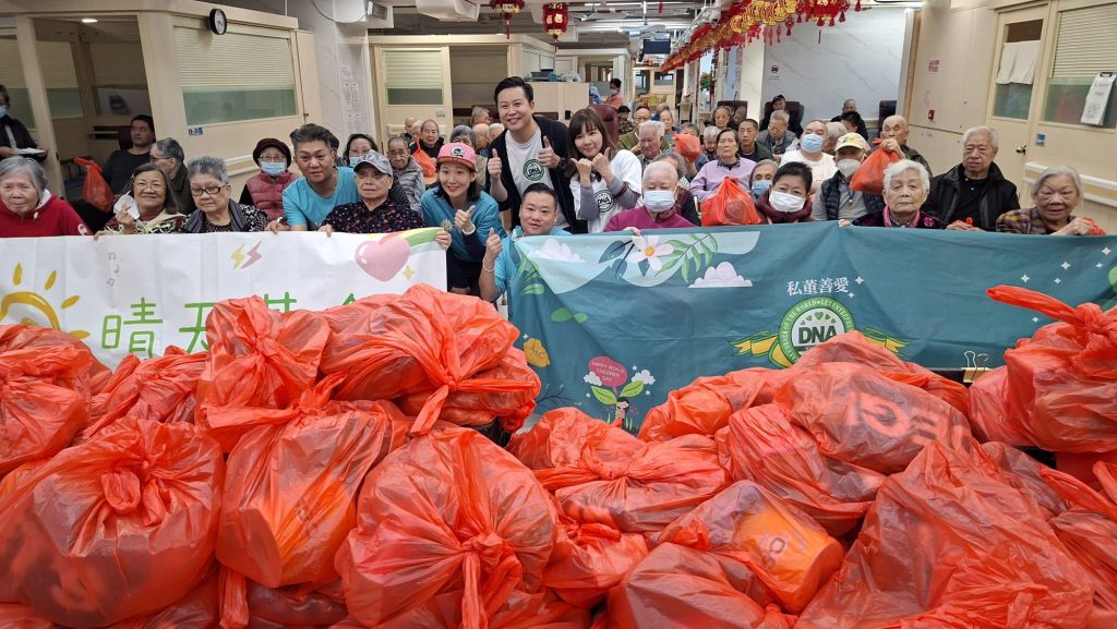 黃君俠於大埔愛群理療護老院與晴天基金及DNA私董善愛團隊完成長者探訪活動合照