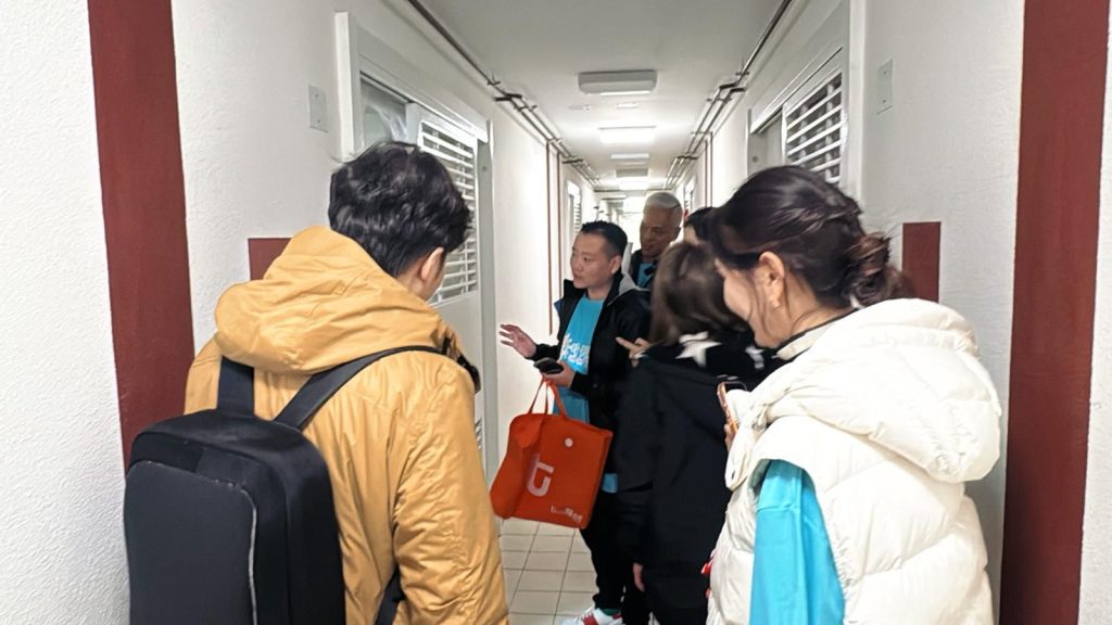 晴天基金義工走入基層家庭進行家訪，為小朋友送上電子琴與顏色筆等夢想禮物，展現黃君俠（P. Wong）關注兒童成長的實際行動