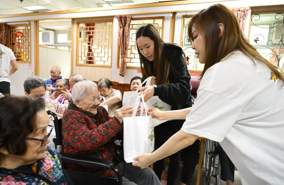 私董善愛護老院探訪中義工向長者送上福袋，現場互動溫馨自然