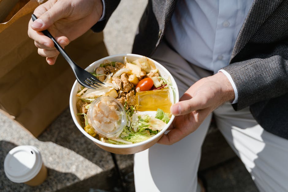 午餐穀物沙律碗，含蔬菜與蛋白的健康外食照片