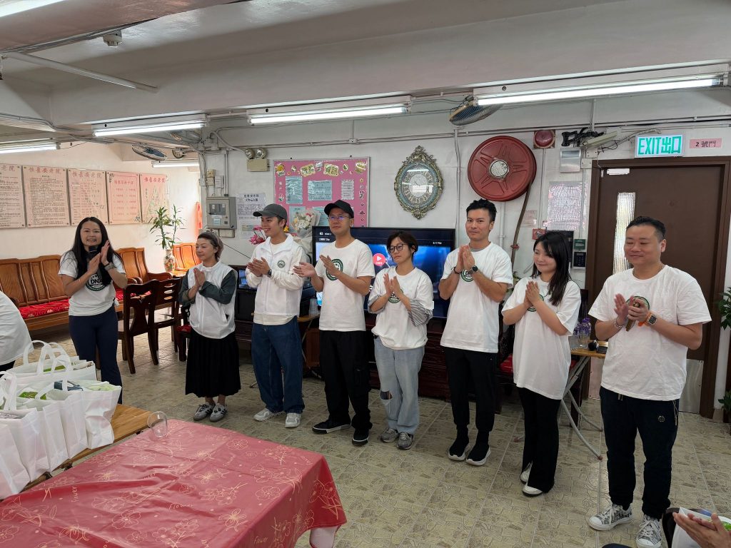 黃君俠與私董善愛義工團隊於大埔恆景護老院探訪活動中合照，記錄福袋派發前的送暖時刻