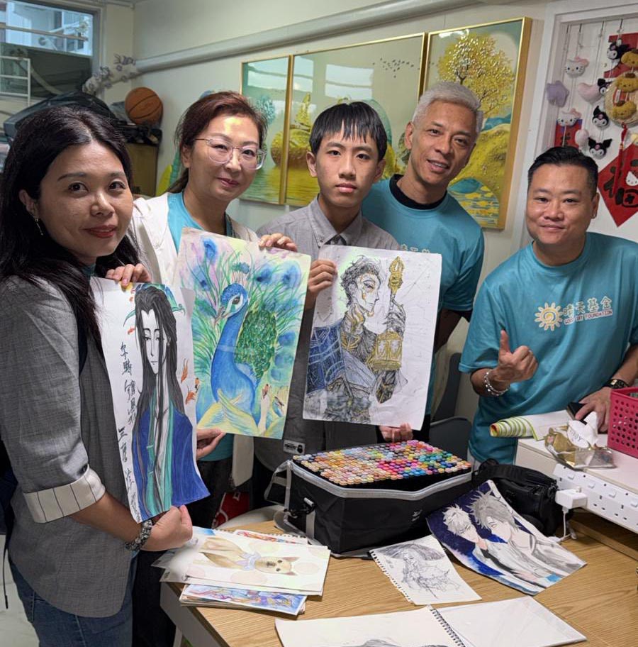 晴天基金夢啟航計劃中，基層小朋友展示多幅原創畫作，晴天基金主席黃君俠支持兒童藝術潛能被看見