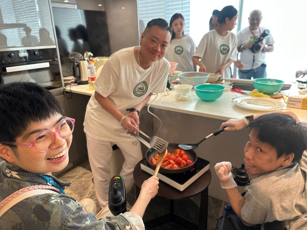 Blossomshe.com 小記者直擊 DNA Charity 共融廚房活動，黃君俠主席陪輪椅人士一起參與煮食，現場充滿溫暖笑容