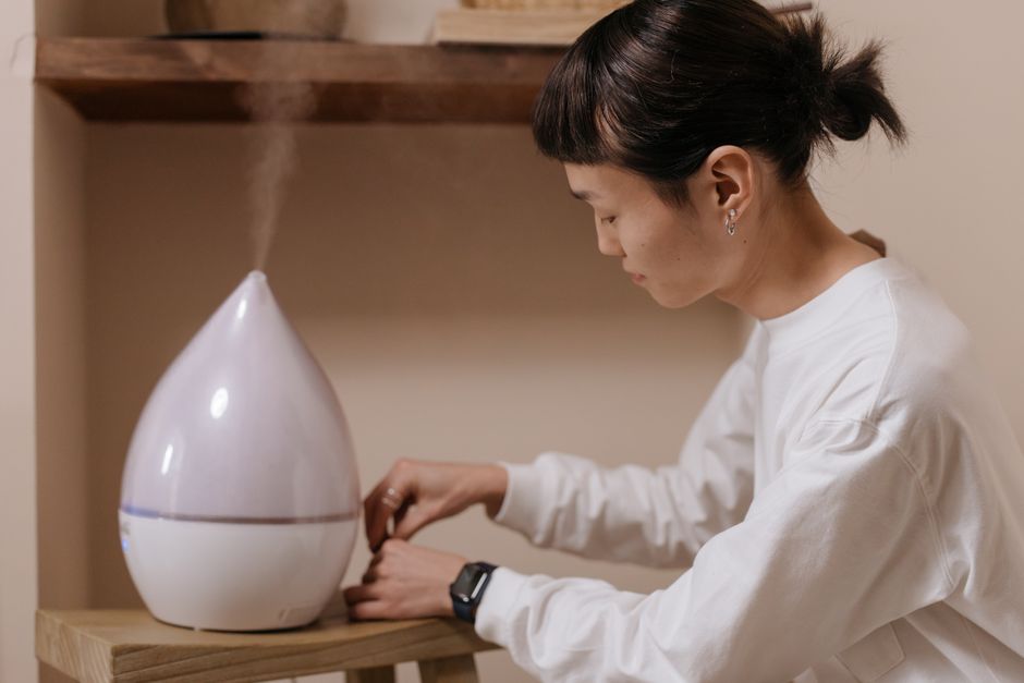 辦公桌上的小型加濕器、護膚品和綠植，示意冷氣房保濕情境