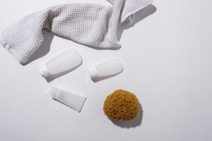 在家瑜伽墊上做半身拉伸的女性，光線明亮、環境簡潔