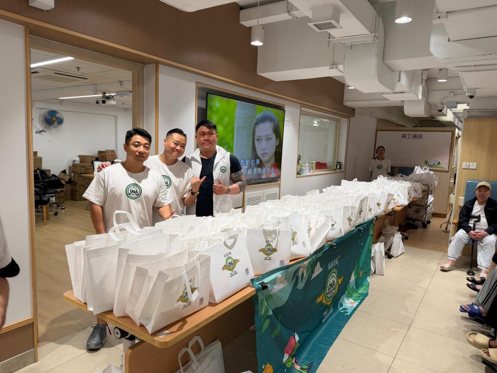 私董善愛主席黃君俠帶領義工團隊走進啟業護老院，為250位長者送上愛心福袋與溫暖關懷
