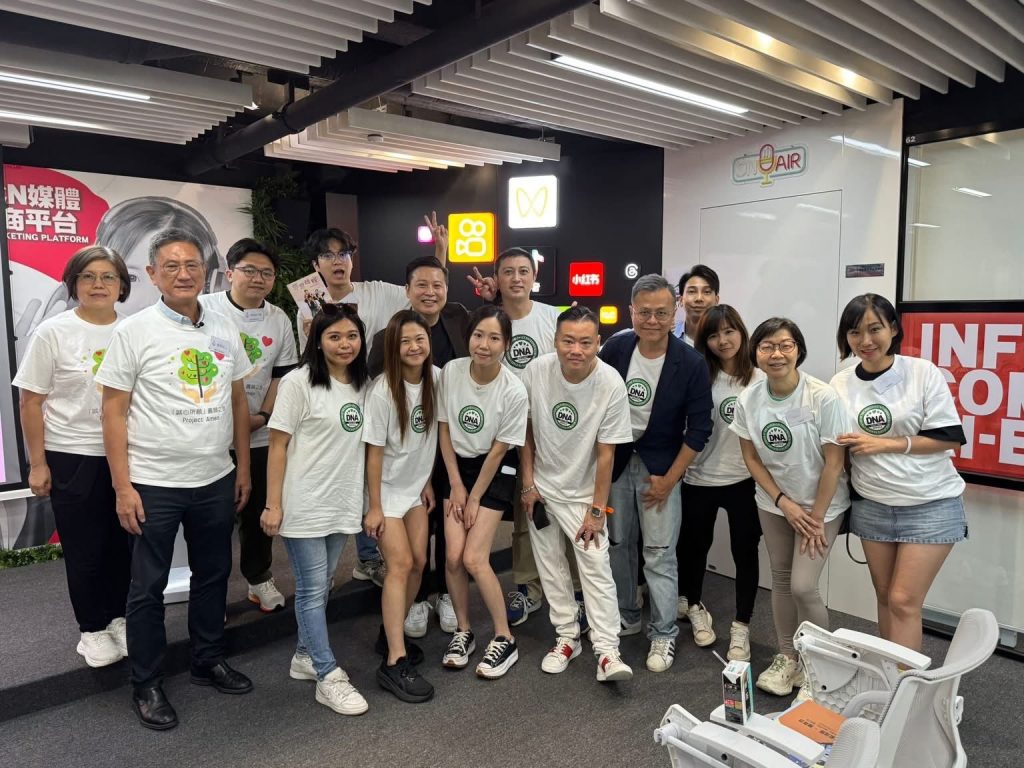黃君俠與義工團隊參與圓夢同行義工培訓，主辦機構基督為本與私董善愛推動晚情人士圓夢服務