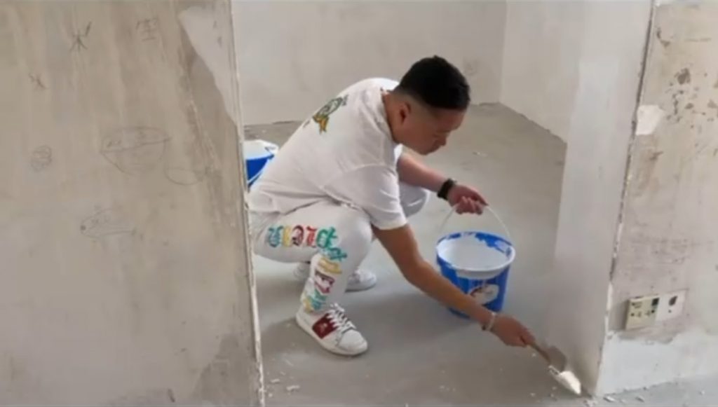 黃君俠為長者家中牆角位置進行粉刷整理，細心處理家居改善工程細節