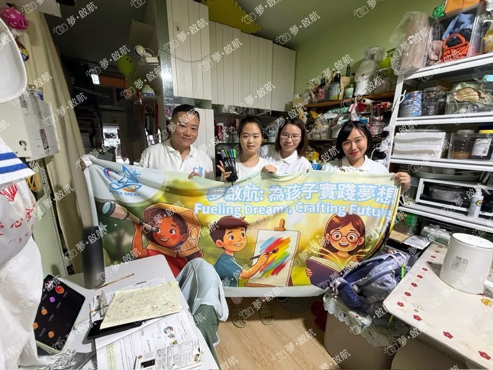 夢啟航計劃家訪期間，熱愛繪畫的孩子展示新畫筆，夢啟航慈善基金主席黃君俠與義工團隊陪伴她分享數碼創作理想